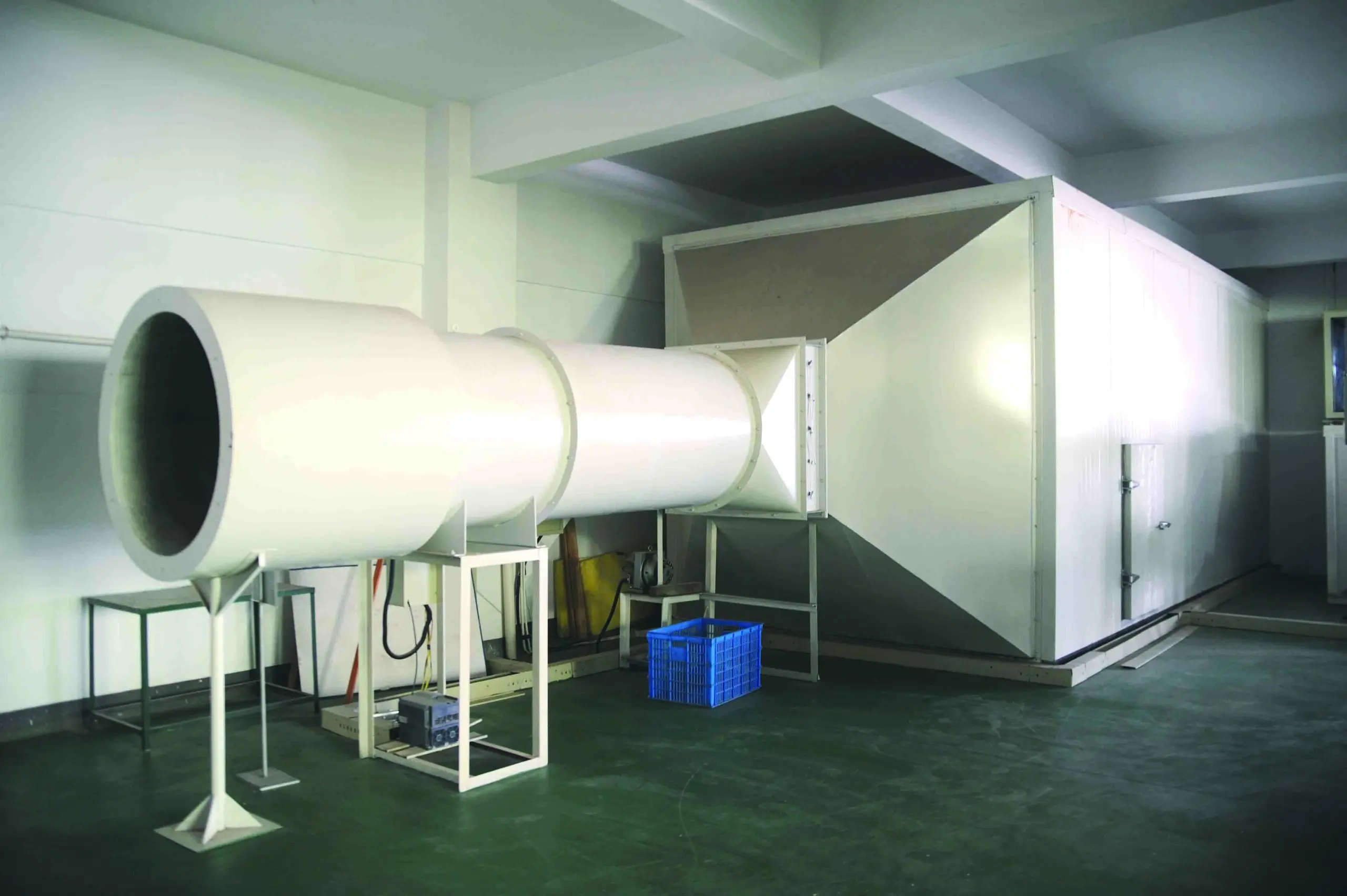 Longwell airflow test room equipment used as test-environment context