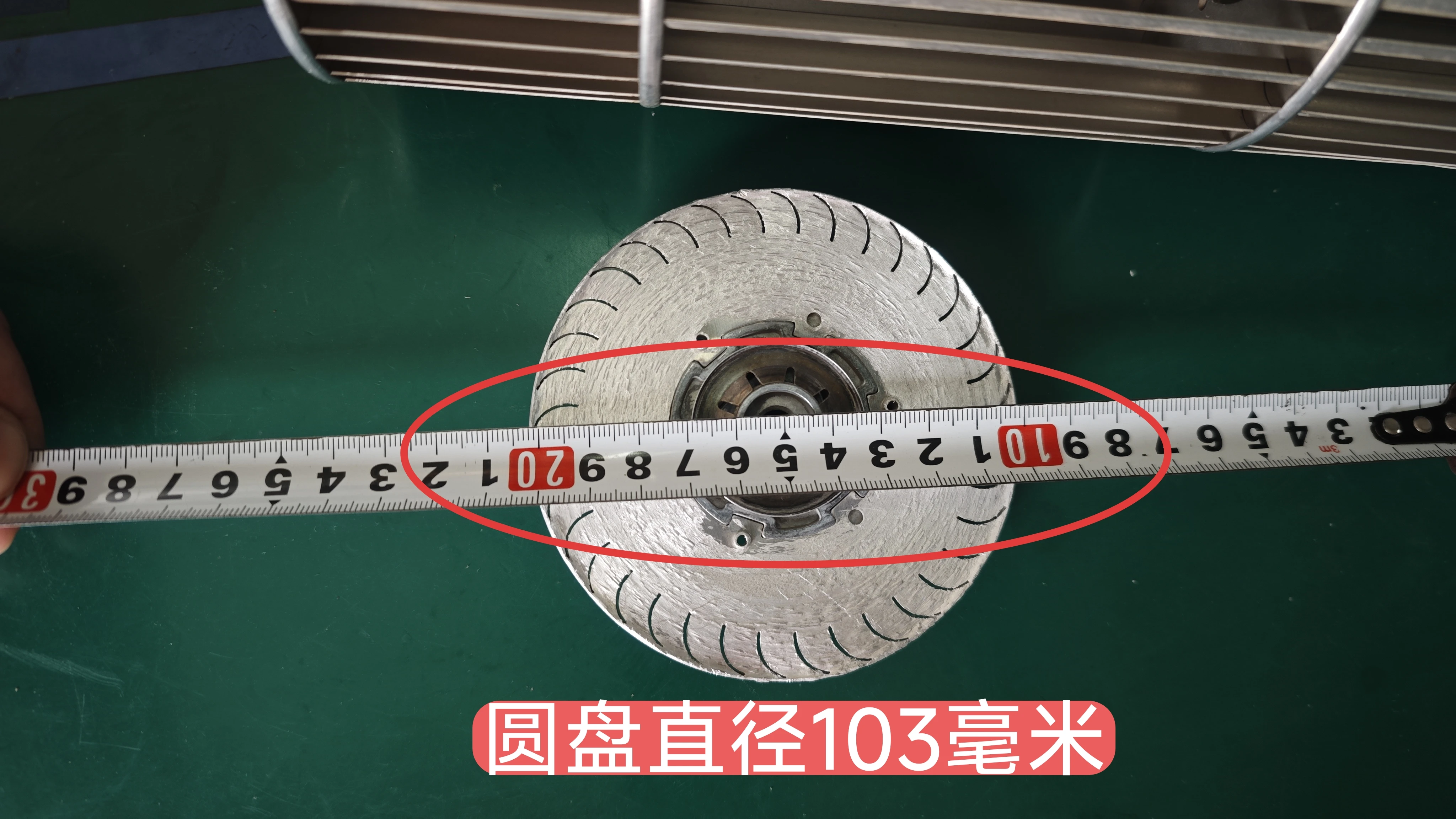 Measuring the 102mm maximum plate diameter