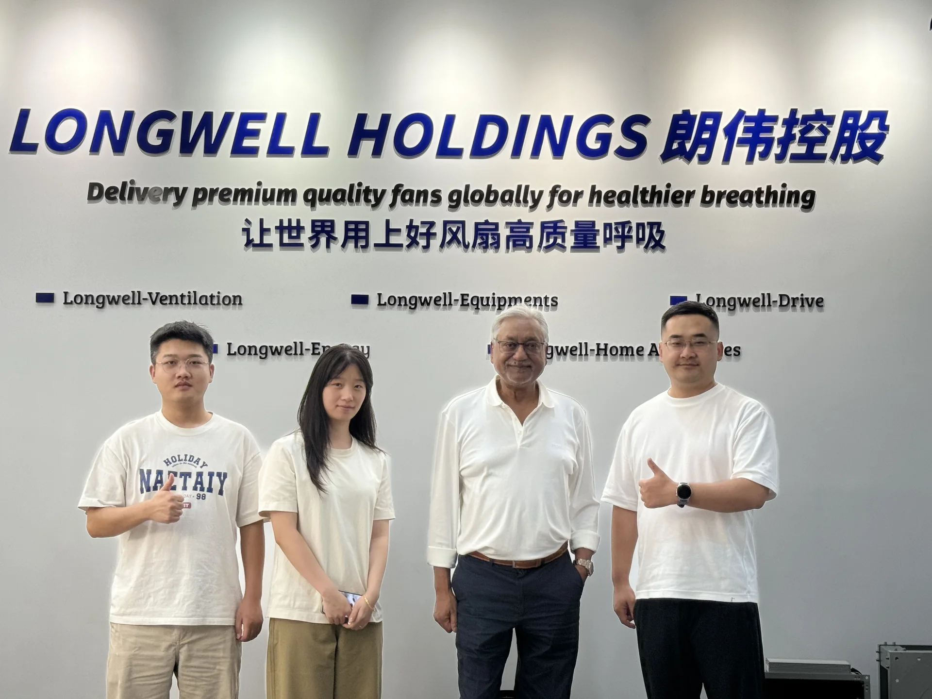 An additional international customer delegation with LONGWELL representatives in the showroom.
