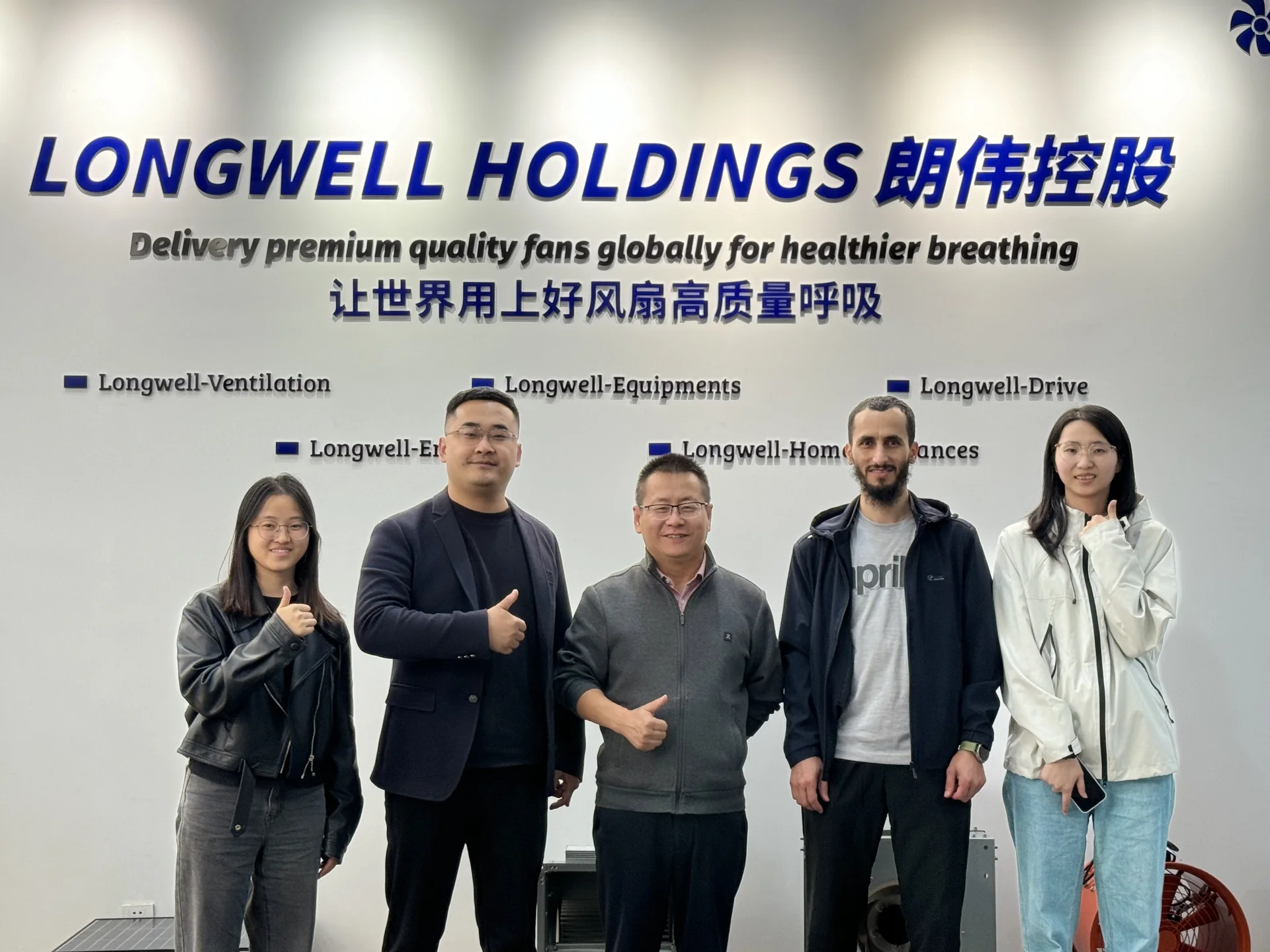 Another international customer team with LONGWELL staff on site.