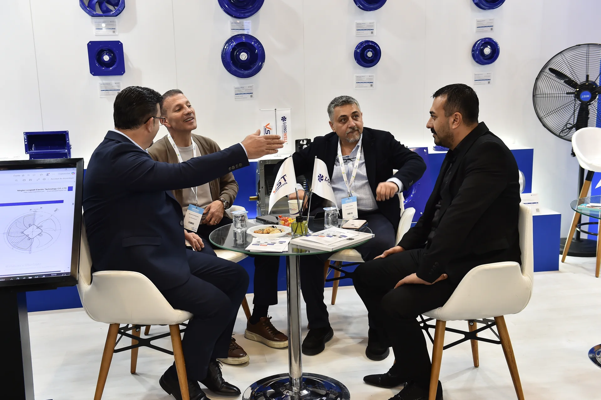 A seated business and application discussion during the exhibition.