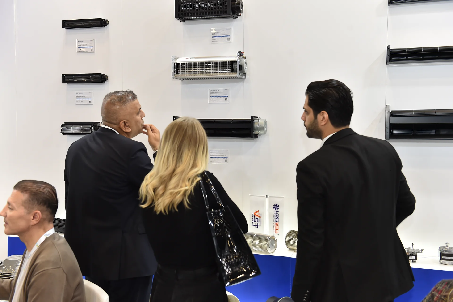 Product-wall discussion around fan dimensions, integration and application fit.