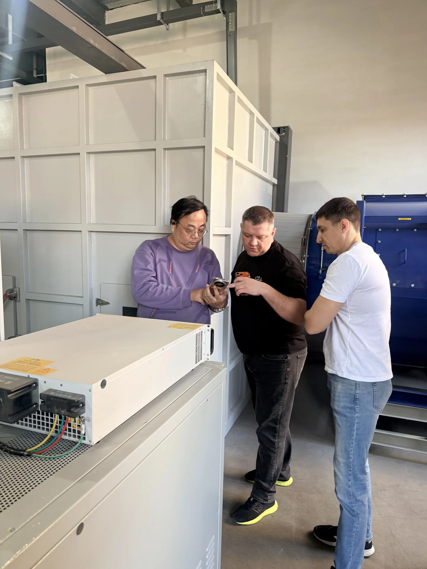 Russian customer representatives inspect a product with LONGWELL staff in 2026