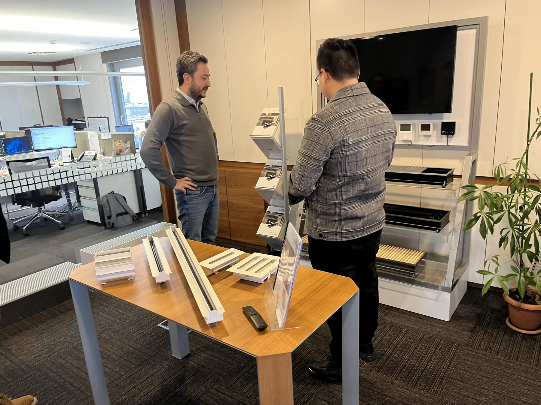 Face-to-face distributor discussion in Türkiye.